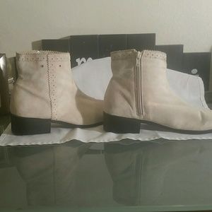 Valley Lane 8 1/2M woman's suede ankle boots